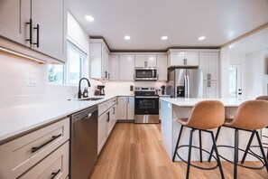 ثلاجة، ميكروويف، فرن، موقد طهي مسطح