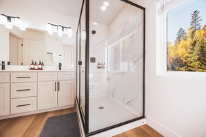 Shower, hair dryer, towels, soap - Modern Mountain Home near RMNP, Walk to Town, Gorgeous Lake Views (Grand Lake)