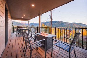 Outdoor dining - Modern Home, Minutes to Rocky Mountain National Park, Lake Views, Steps to Town! (Grand Lake)