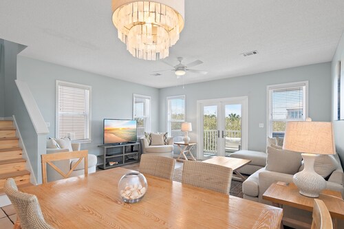 Toes In The Water on 30a!  4-bed directly on 30a!  Steps to pool and beach.