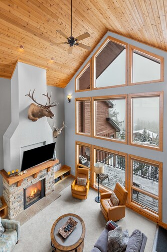 Bornholm Lodge - Ski-In/Ski-Out with Hot Tub