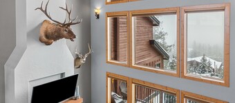 Bornholm Lodge - Ski-In/Ski-Out with Hot Tub