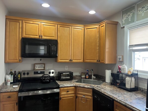 Refrigerador, microondas, horno y parrilla de estufa 