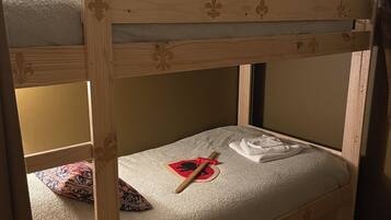 Un lit superposé avec une structure en bois et un matelas.