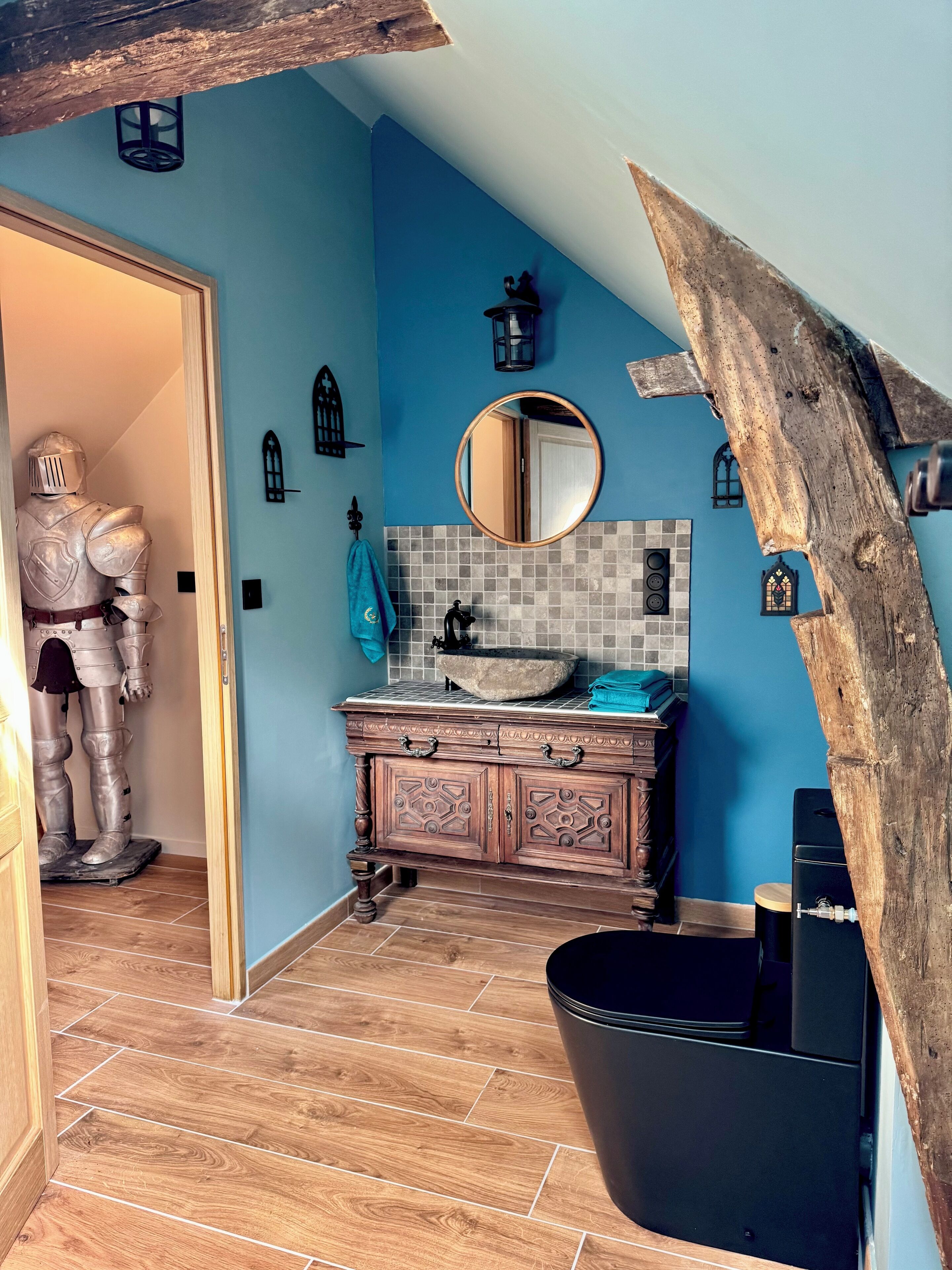 Een douche, een haardroger, handdoeken, zeep