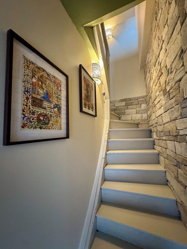 Interior - Medieval-themed accommodation; restored mansion with whirlpool bath (Sens)