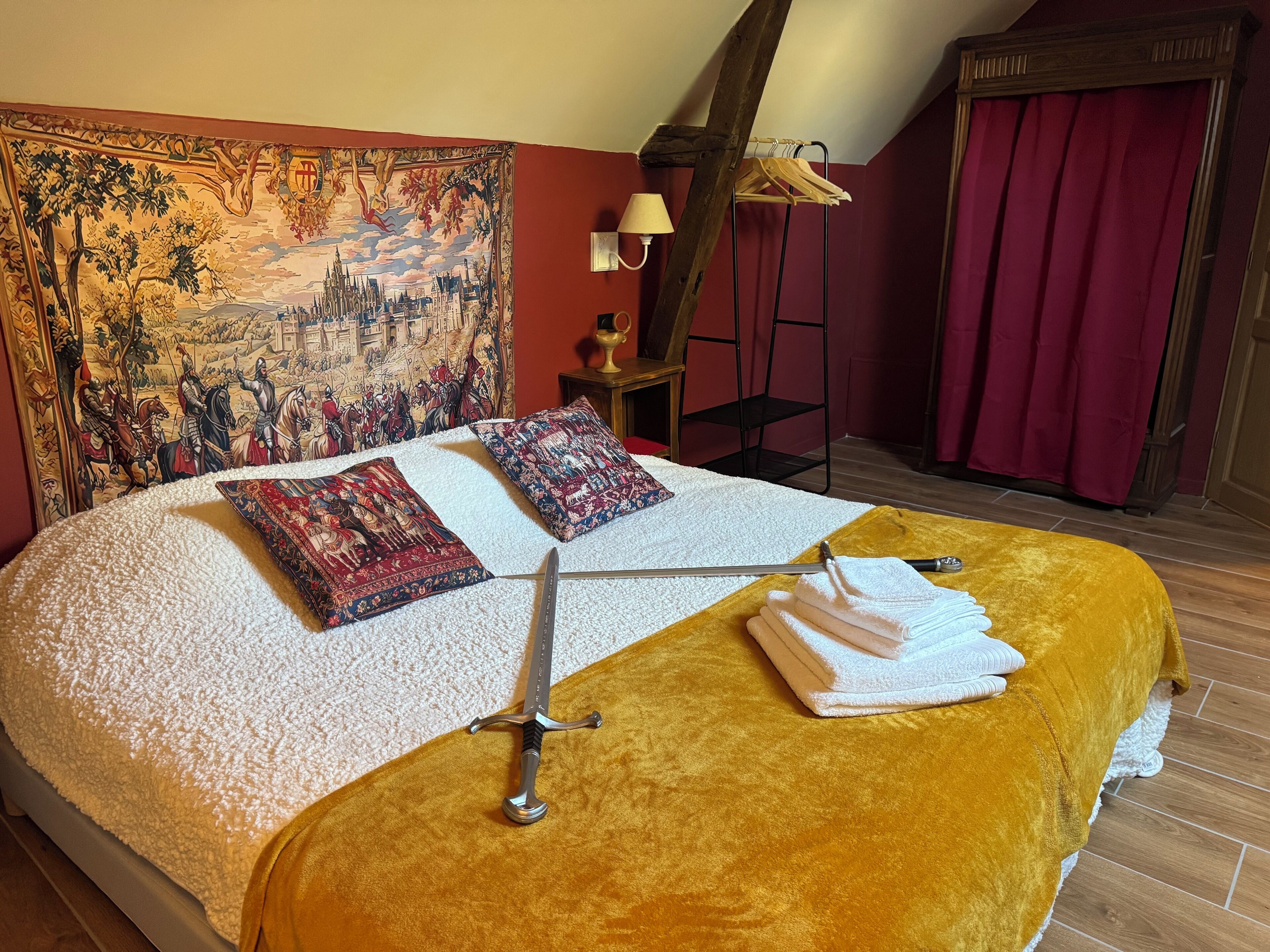 2 slaapkamers, een bureau, een strijkplank/strijkijzer, reisbedje