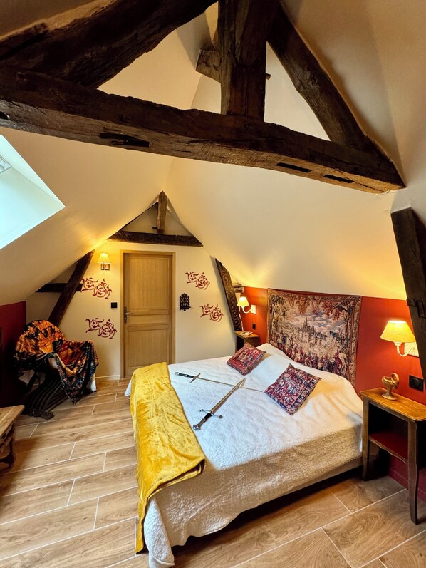 2 bedrooms, desk, iron/ironing board, travel crib - Medieval-themed accommodation; restored mansion with whirlpool bath (Sens)