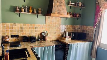 Cafetière/bouilloire, réfrigérateur, micro-ondes, four