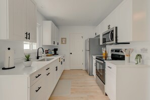 ثلاجة، ميكروويف، فرن، موقد طهي مسطح