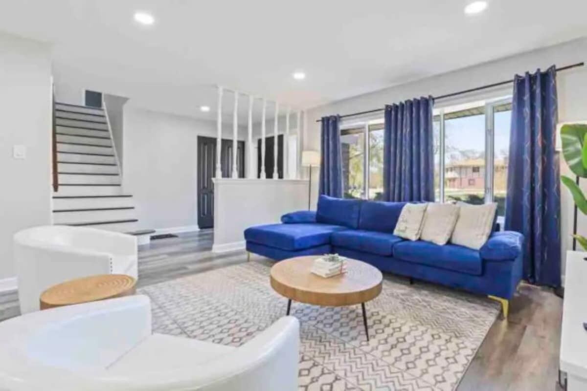 Televisión, chimenea y oficina 