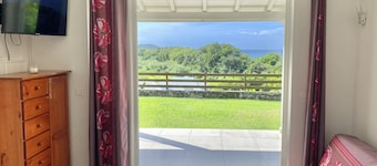 Villa Blessing- logement calme climatisé avec terrasse privée à 300m de la plage