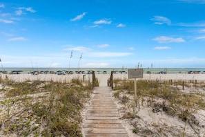 Sur la plage, chaise longue, serviettes de plage