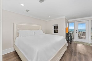3 chambres, bureau, fer et planche à repasser, lit de bébé portatif