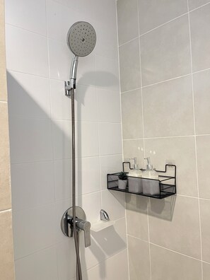 Shower, hair dryer, towels, soap - 3-bedroom villa & 15 min to Bangtao beach (ตำบล เทพกระษัตรี)