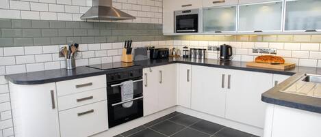 Kühlschrank, Mikrowelle, Geschirrspüler, Toaster