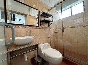 Douche, serviettes fournies, savon, papier toilette