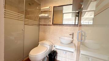 Regadera, toallas, jabón, papel de baño