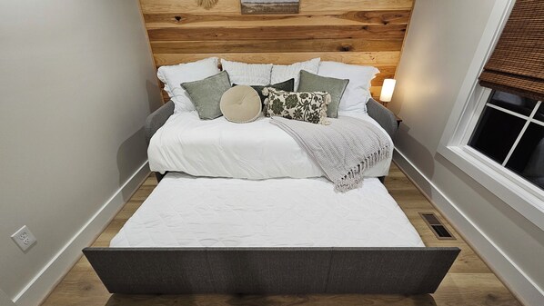 4 bedrooms, iron/ironing board, free WiFi, bed sheets