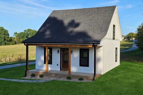 BRAND NEW 4-bedroom 3-bathroom "Cottage on Conrad"