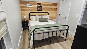 Tabla de planchar con plancha, wifi gratis, ropa de cama