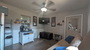 Smart TV - Quiet one bedroom apartment near Dardanelle Lake on 10 Acres (Knoxville)