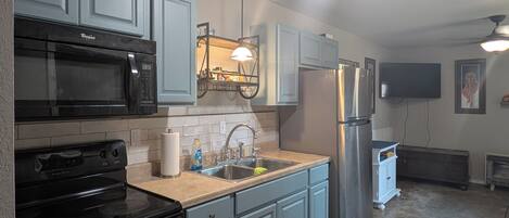 Réfrigérateur, micro-ondes, four, plaque de cuisson