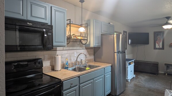 Fridge, microwave, oven, stovetop - Quiet one bedroom apartment near Dardanelle Lake on 10 Acres (Knoxville)
