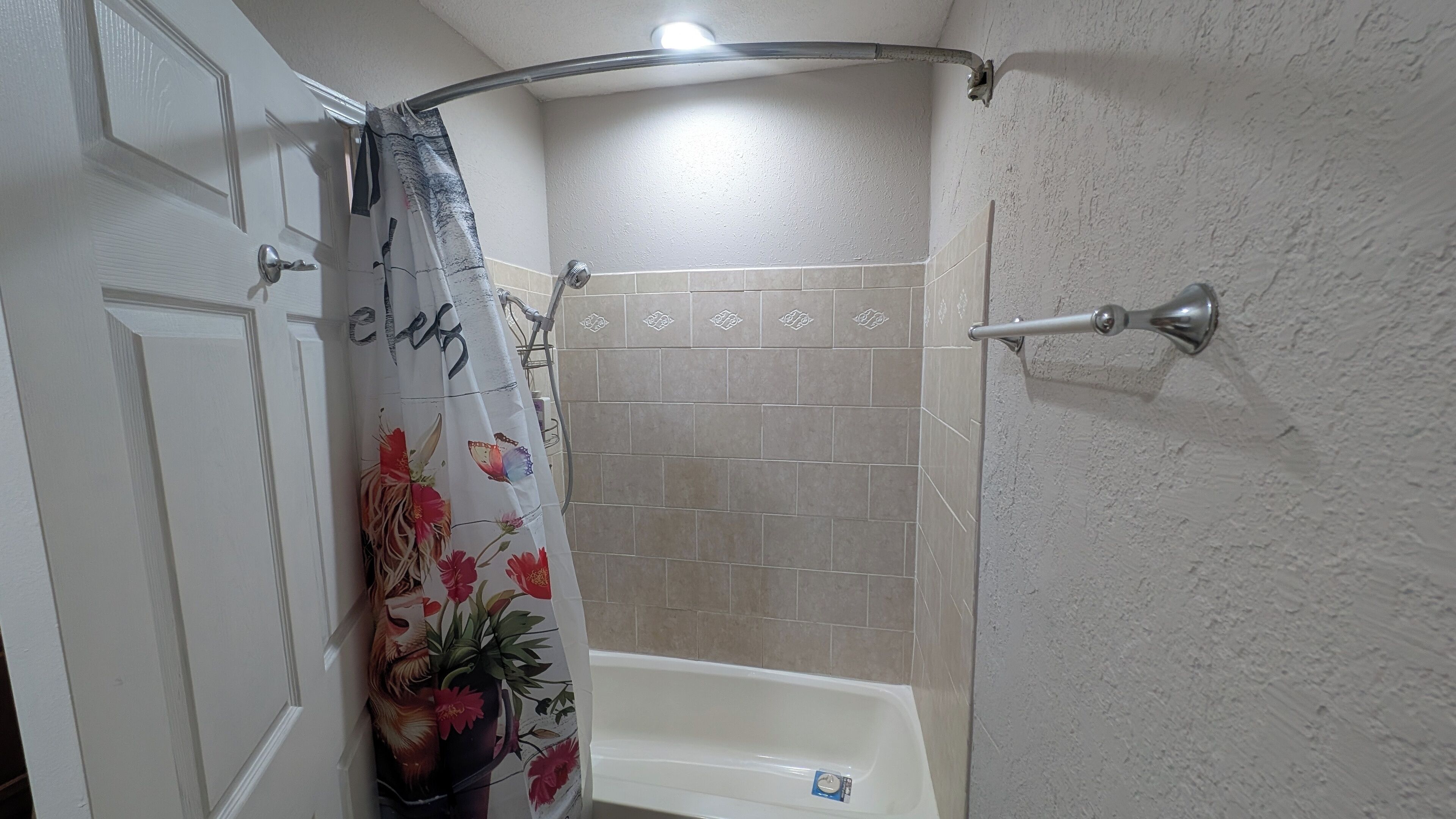 Serviettes fournies, savon, shampoing, papier toilette