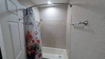 Serviettes fournies, savon, shampoing, papier toilette