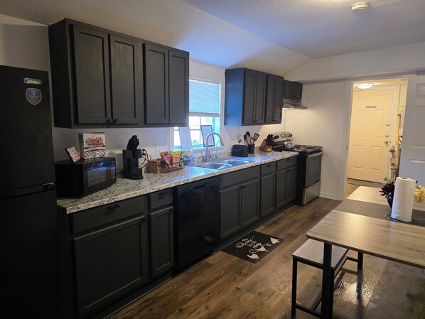 Geladeira, micro-ondas, fogão, cooktop