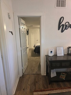 2 slaapkamers, een strijkplank/strijkijzer, wifi, beddengoed