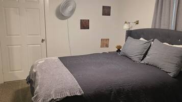 2 室のベッドルーム、アイロン / アイロン台、WiFi、ベッドシーツ