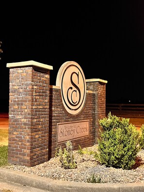 A brick entrance with a large illuminated sign reading "Welcome to Stoney Creek." - Cozy 3-bedroom 2-bath house with AC in Berea (Berea)