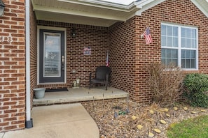 Terrace/patio - Cozy 3-bedroom 2-bath house with AC in Berea (Berea)