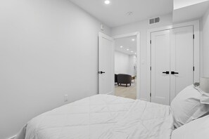 2 bedrooms, iron/ironing board, internet