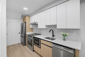 Private kitchen - Charming 2BR in Washington with AC—comfort, style, and city vibes await! (Washington)