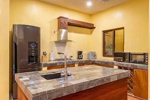 Microondas, horno, parrilla de estufa y lavavajillas