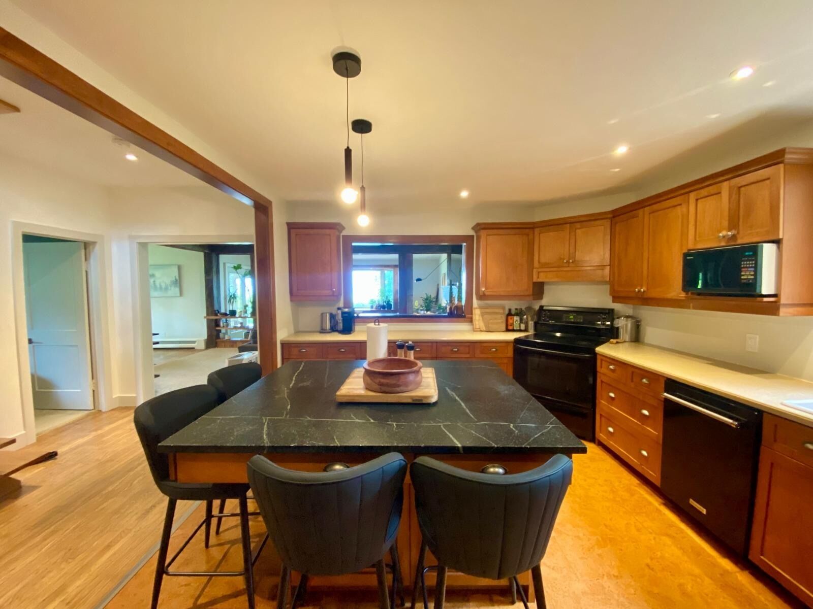 Mikroaaltouuni, uuni, liesi, astianpesukone