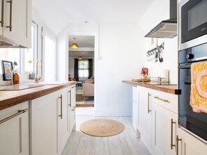 ثلاجة، ميكروويف، فرن، ماكينة لصنع القهوة/الشاي