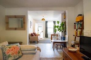 TV, books - Pass the Keys | Townhouse in Rye, East Sussex, near Camber Sands (Rye)