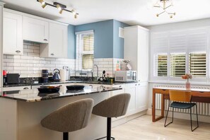 Kjøleskap, mikrobølgeovn, ovn og oppvaskmaskin