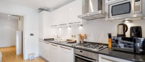 Kühlschrank, Mikrowelle, Ofen, Geschirrspüler