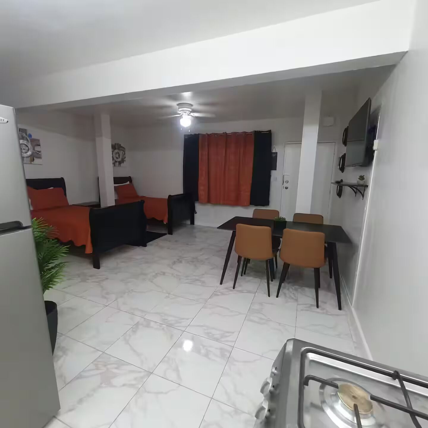 Een knus woongedeelte met een bed, een eethoek en een kitchenette.