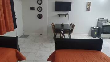 1 chambre, fer et planche à repasser, Wi-Fi, draps fournis