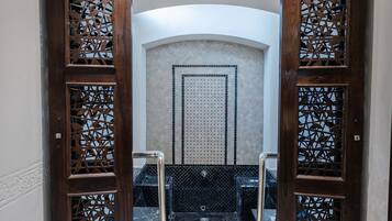 Suite Deluxe, balcón, vista al resort | Baño | Tina y regadera independientes y amenidades de baño gratuitas