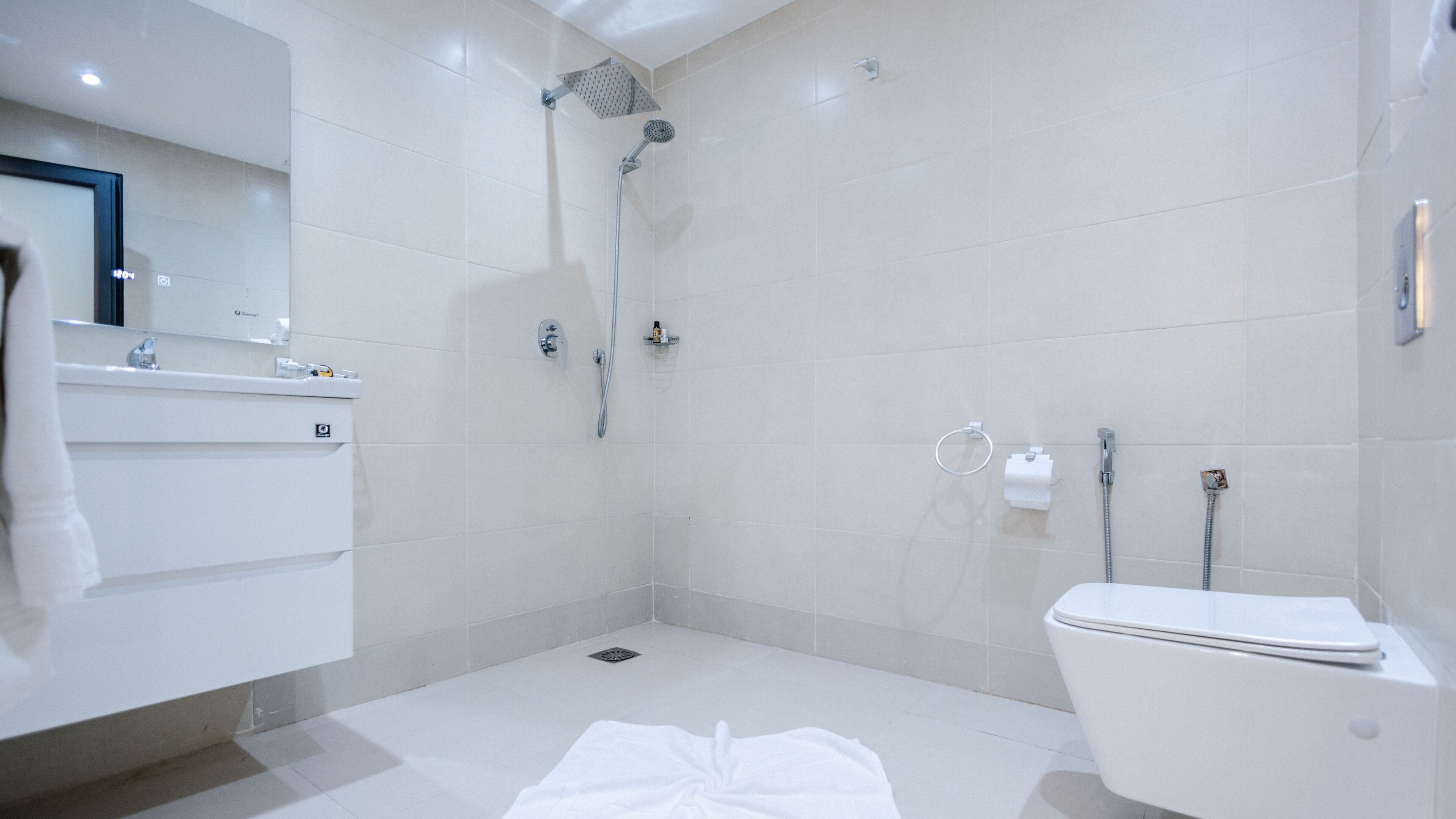 Un baño moderno con ducha, inodoro y lavamanos.