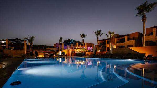 Indoor pool, sun loungers