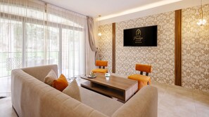 Comfort Suite, Balcony, Garden View | Living area