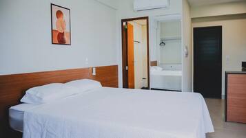 Skrivebord, arbejdsområde til bærbare computere, strygejern/strygebræt